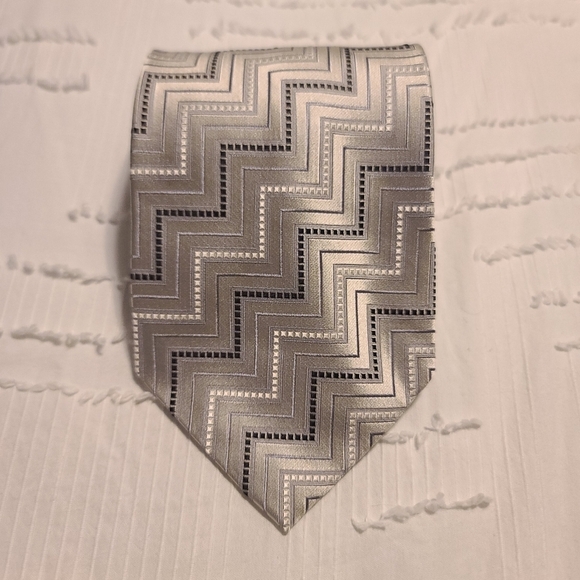 Other - Insignia By Martin Wong Silver Patterned Neck Tie